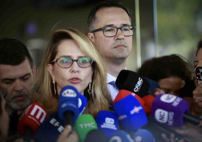 Advogada de Flávio diz que só vai abrir sigilos do senador após analisar documentos entregues por Lula