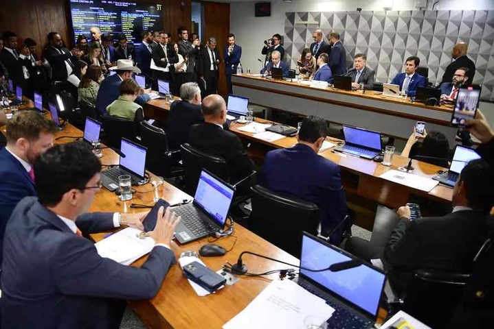 CPI do INSS: advogada afirma que alertou ex-ministros Carlos Lupi e José Carlos Oliveira sobre fraudes em descontos de aposentados