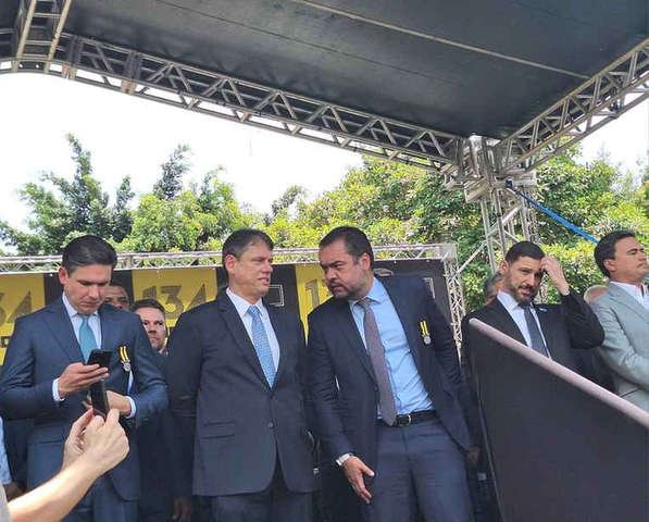 Com presença de Motta, Tarcísio e Castro na sede da Rota, despedida de Derrite em São Paulo se transforma em ato político