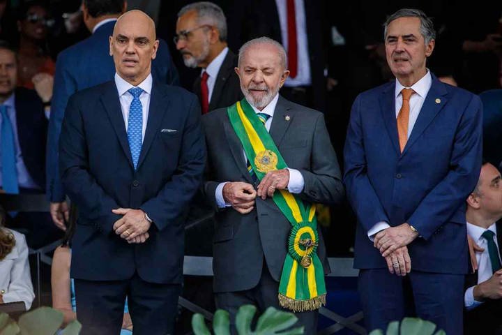 Lula sinaliza a ministros do STF que fará escolha sem pressa e ouve pedido por nome de peso para vaga de Barroso