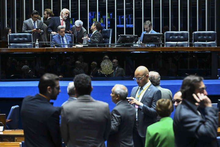 Projeto que reduz pena de Bolsonaro é aprovado no Senado e segue para análise de Lula