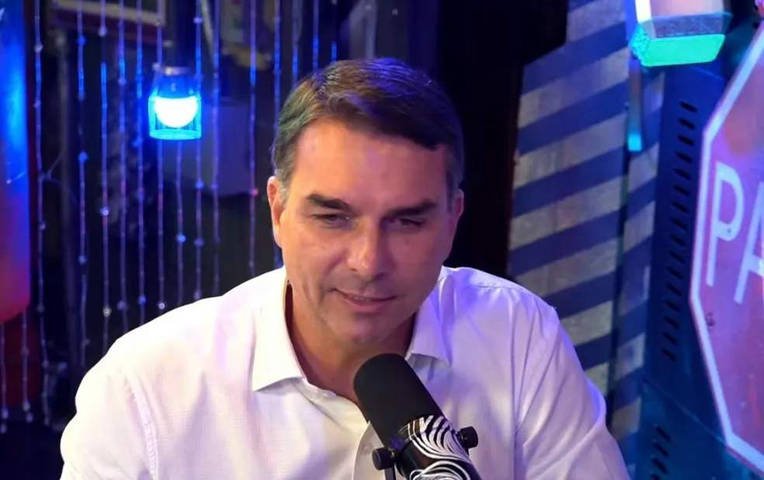 Flávio Bolsonaro no podcast Inteligência Ltda — Foto: Reprodução