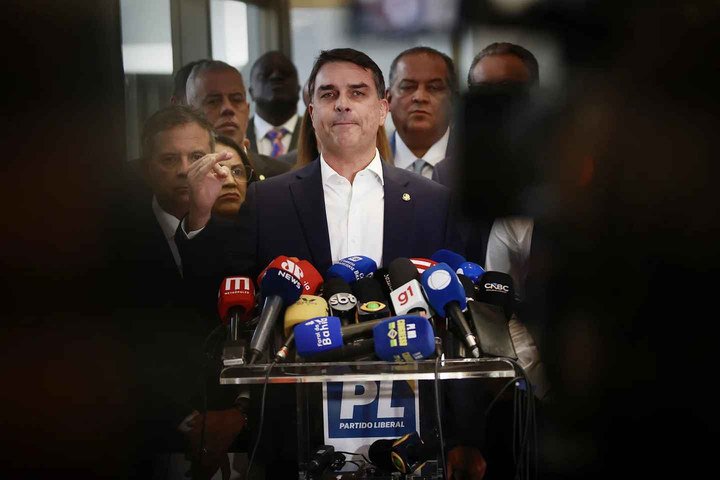 Em pronunciamento à imprensa, o senador afirmou que na época tratava com Vorcaro sobre o financiamento do filme "Dark Horse" — Foto: Cristiano Mariz / Agência O Globo