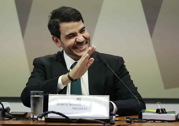 O Advogado Geral da União Jorge Messias, se emociona e usa lenço durante sabatina no Senado Federal — Foto: Cristiano Mariz/Agência O Globo