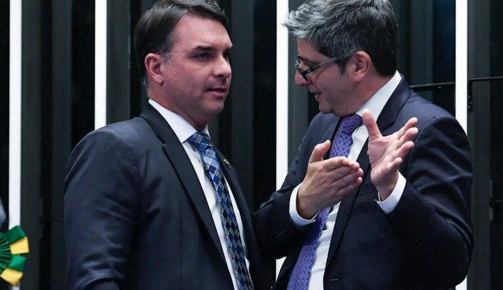 Flávio Bolsonaro escolhe Carlos Portinho como candidato ao Senado pelo PL no Rio