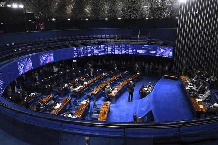 Foco de disputa entre Lula e Flávio, Senado tem recorde de trocas de partidos e vira terreno instável para o Executivo