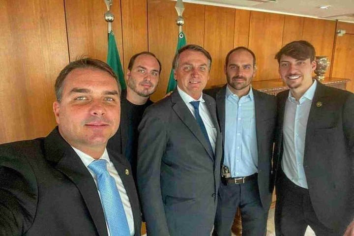Bolsonaro pede a Moraes autorização para receber Flávio, Carlos e Jair Renan no dia dos pais