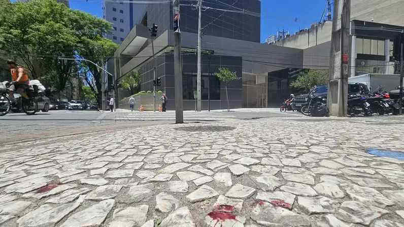 Calçada onde briga aconteceu ficou com marcas de sangue. Caso foi no cruzamento entre a Vicente Machado com a Visconde do Rio Branco — Foto: Ana Flávia Silva/RPC
