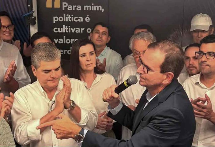 Jane Reis (ao fundo), anunciada pré-candidata a vice na chapa de Eduardo Paes, é irmã do ex-prefeito de Duque de Caxias, Washington Reis (à esquerda), condenado pelo STF — Foto: Reprodução/Redes sociais