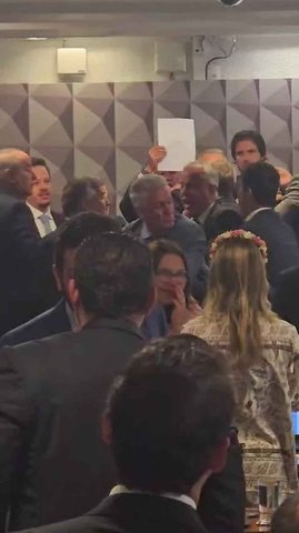 Deputado do PT dá tapa em parlamentar do Novo durante confusão na CPI do INSS e depois pede desculpas; veja o vídeo