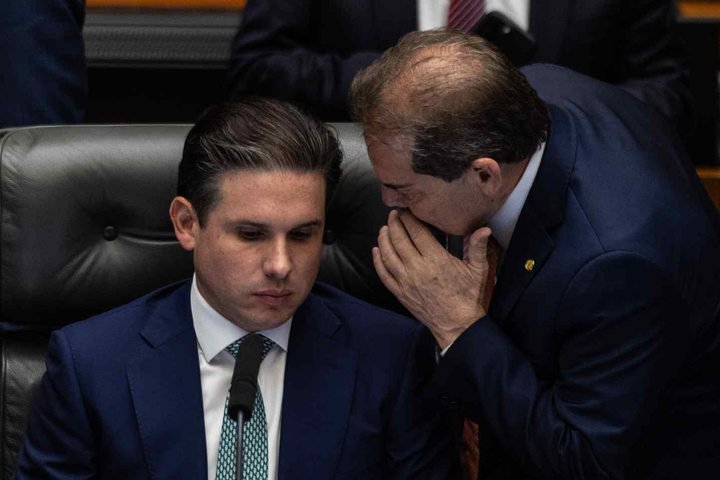 Motta é alvo de reclamações em grupos de WhatsApp de deputados após votações que livraram Glauber e Zambelli de cassação