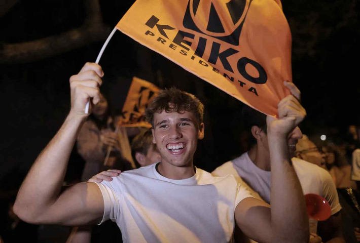 Apoiador da candidata à presidência do Peru, Keiko Fujimori, pelo partido Fuerza Popular, acena com uma bandeira após a divulgação dos primeiros resultados do segundo turno — Foto: Anthony Nino de Guzman / AFP