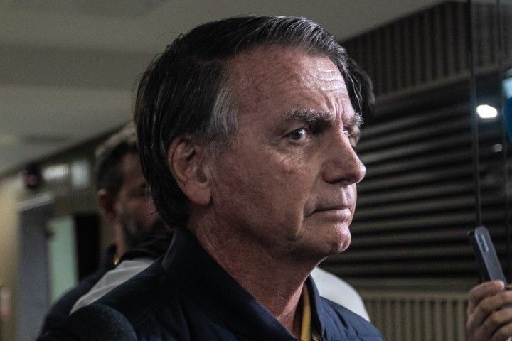 Após exames, Bolsonaro passa noite tranquila na PF e conversa normalmente com Carlos e Michelle