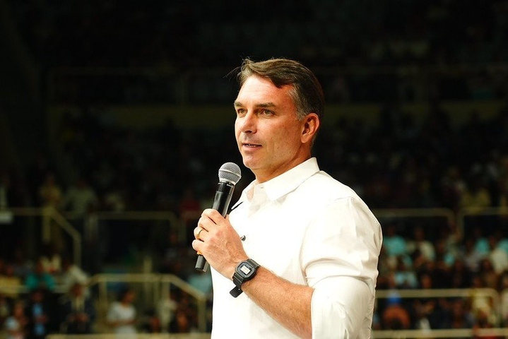 Flávio Bolsonaro vai insistir em PEC das horas trabalhadas após eleição, diz líder do PL na Câmara