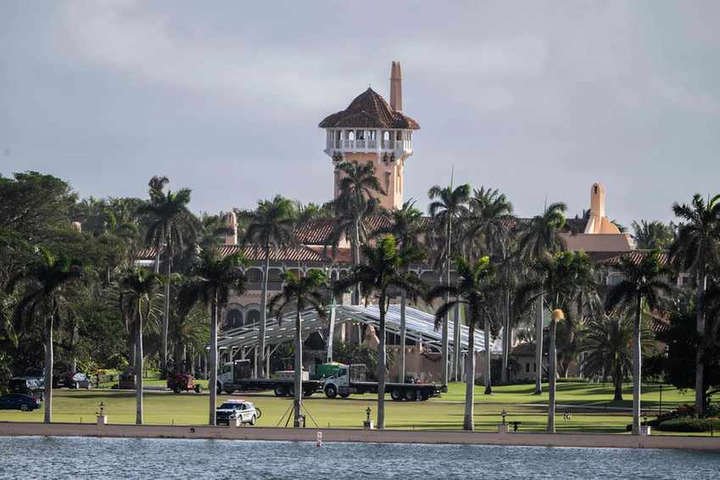 Veículo do xerife do condado de Palm Beach estacionado em Mar-A-Lago, a casa do presidente eleito dos EUA, Donald Trump — Foto: ROBERTO SCHMIDT / AFP