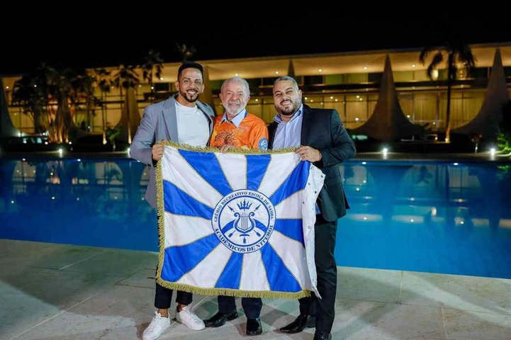 Planalto muda tom, veta ministros, mas Janja mantém planos de desfilar em carro na Sapucaí