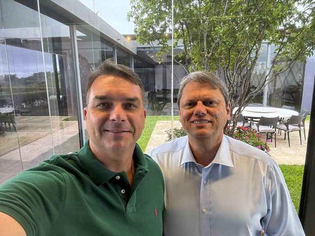Flávio diz que Tarcísio seria candidato mais 'preparado': 'Preferiria votar em você do que em mim'