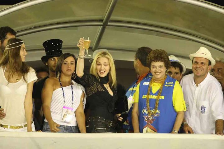 Madonna no carnaval de 2010, na Sapucaí, acompanhado de Jesus Luz, a então primeira-dama do Estado do Rio, Adriana Ancelmo, a então ministra da Casa Civil de Lula, Dilma Rousseff, e o prefeito Eduardo Paes — Foto: Marcelo Carnaval