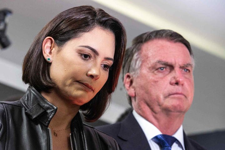 Michelle deu aval para inutilizar arma de Bolsonaro, diz sargento indiciado por porte ilegal de pistola do ex-presidente