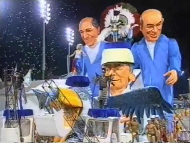 Alegoria da escola de samba Leandro de Itaquera com bonecos de Geraldo Alckmin e José Serra, em 2006 — Foto: Reprodução/YouTube
