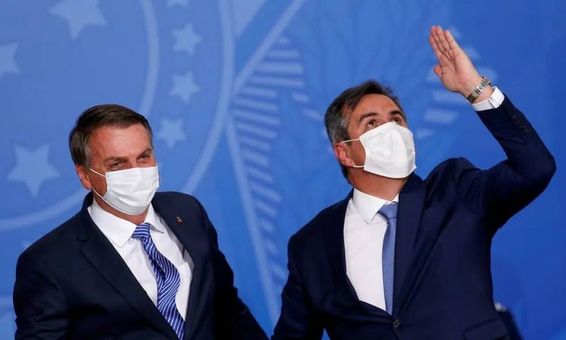 Bolsonaro e Ciro Nogueira juntos durante a posse do novo ministro da Casa Civil. A pasta é considerada a mais importante do Executivo e concentra todas as nomeações da máquina pública. Caberá ao novo ministro azeitar a relação com o Congresso e tentar mitigar os danos provocados pela CPI da Covid no Senado — Foto: Adriano Machado / Reuters