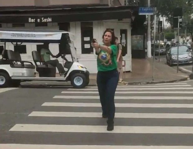 Deputada Carla Zambelli aponta arma para homem em São Paulo — Foto: Reprodução