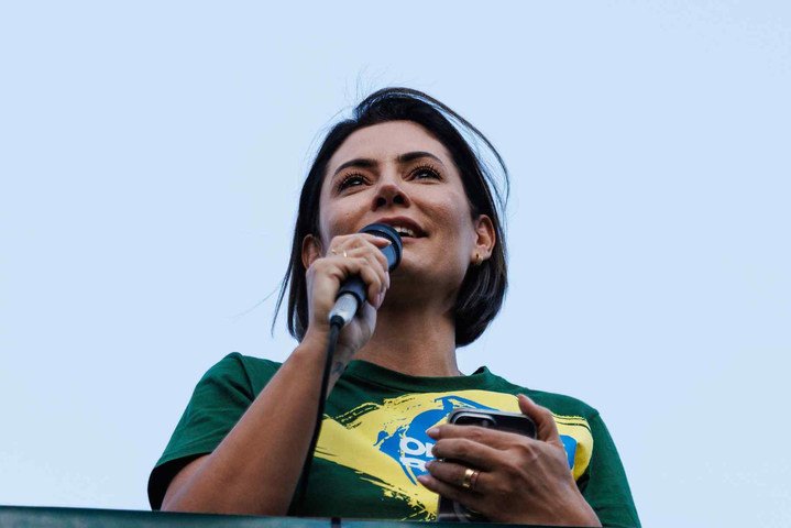 Michelle responde filhos de Bolsonaro e volta a criticar Ciro Gomes: 'Respeito a opinião, mas penso diferente'