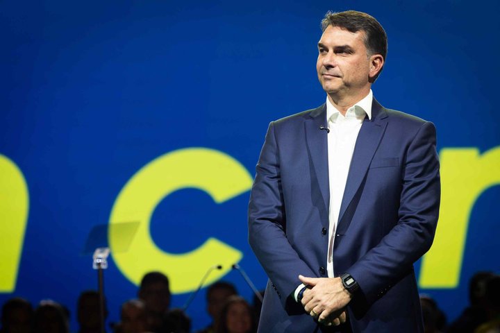 Flávio Bolsonaro deve prestar depoimento à PF em inquérito sobre calúnia contra presidente Lula
