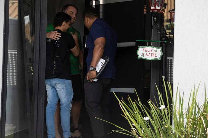 O deputado Nikolas Ferreira visita o ex-presidente Jair Messias Bolsonaro que está em prisão domicilar por tentativa de golpe de Estado — Foto: Brenno Carvalho / Agência O Globo