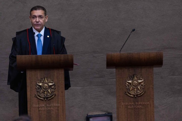 Nunes Marques atende a pedido de Flávio e suspende pesquisa eleitoral por possível ‘indução dos entrevistados’