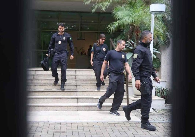 Agentes da Polícia Federal na entrada do prédio de Cláudio Castro nesta terça-feira — Foto: Fabiano Rocha / Agência O Globo