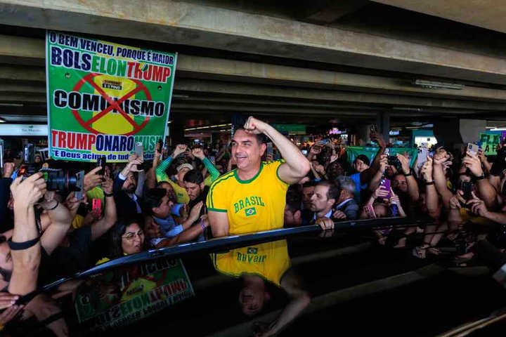 Flávio Bolsonaro chega no aeroporto de Brasília após tour nos Estados Unidos em busca de apoio político com Donald Trump — Foto: Brenno Carvalho / Agência O Globo.