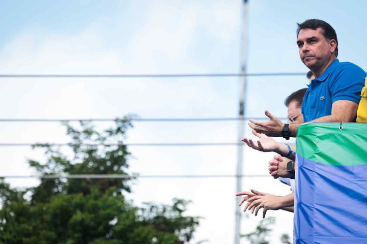 Flávio Bolsonaro mira eleitores fora da ‘bolha bolsonarista’ para reverter queda nas pesquisas, mas enfrenta obstáculos