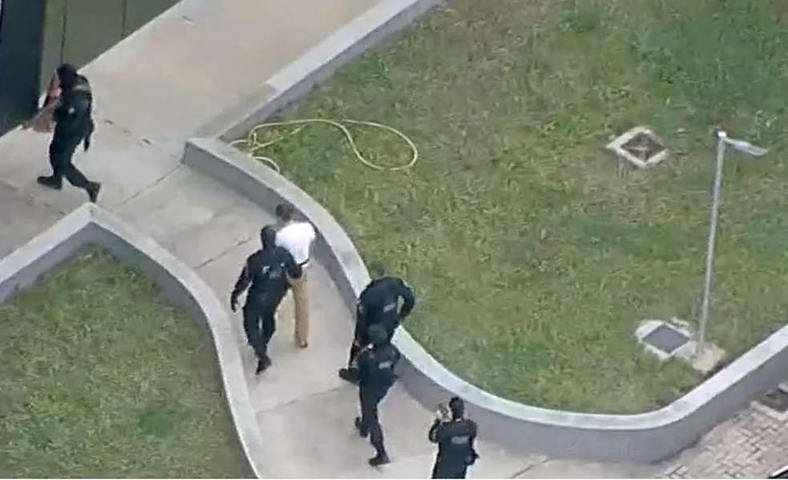 Imagem aérea mostra Vorcaro chegando ao IML — Foto: Reprodução/GloboNews