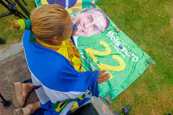 Apoiadores esperam o ex-presidente sair do hospital — Foto: Sergio Lima / AFP