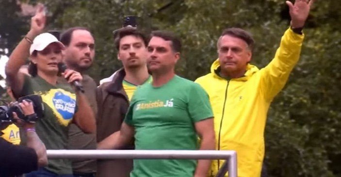 PL discute estratégias após prisão de Bolsonaro em reunião com Michelle, Flávio, Carlos e Jair Renan