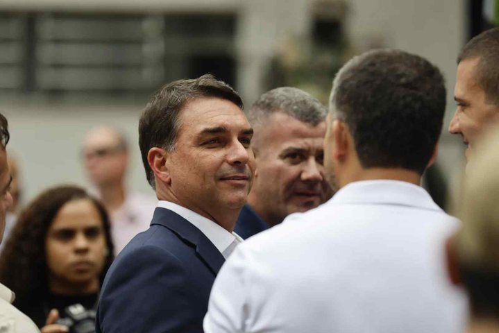 Flávio Bolsonaro cumpre agenda no QG da Polícia Militar no Rio de Janeiro — Foto: Gabriel de Paiva / Agência O Globo