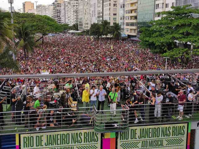 Apresentação de artistas na Praia de Copacabana, durante manifestação contra anistia e a PEC da blindagem — Foto: Bruno KAIUCA/AFP