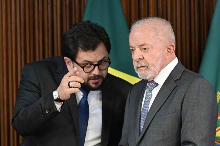 Planalto e campanha de Lula silenciam sobre contrato enviado por amiga de Lulinha à ex-chefe de gabinete de presidente