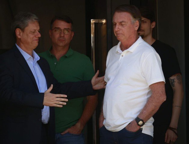 Tarcísio ensaia reaproximação e vai visitar Bolsonaro após cancelar ida na última semana