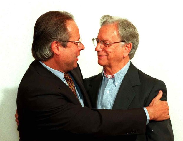Dirceu abraça Itamar Franco, então governador de Minas Gerais, em 1998 — Foto: Sérgio Marques