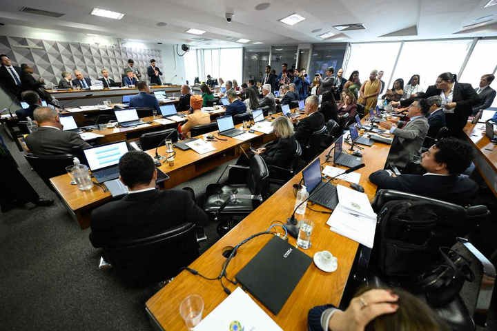 CPI do INSS: governistas querem pedir indiciamento de Jair e Flávio Bolsonaro por fraudes em contra-ataque a Lulinha