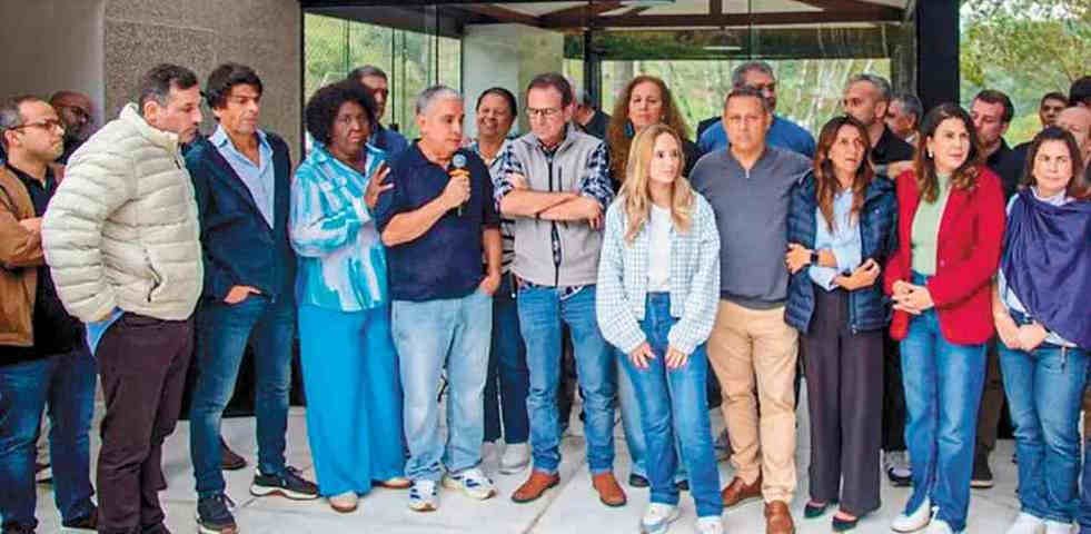 Paes, ao centro, de colete, em encontro com prefeitos no interior do Rio — Foto: Reprodução/Facebook