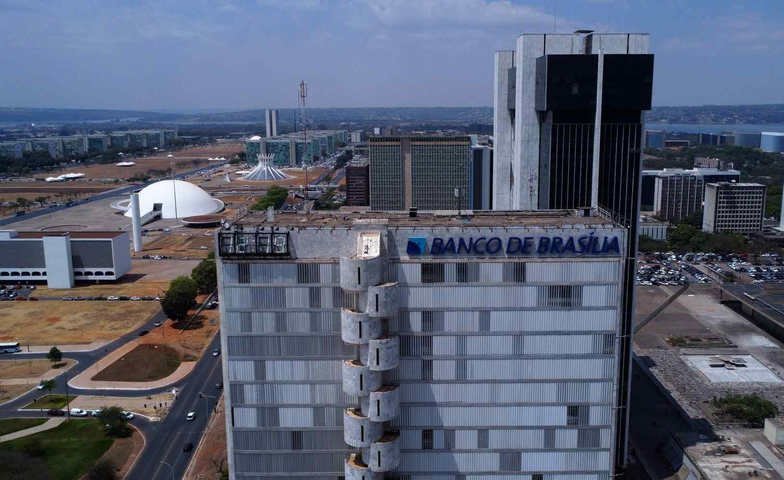 Funcionários do BRB são alvos de operação que investiga lavagem de dinheiro