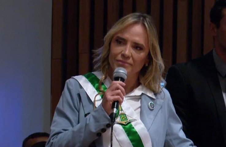 Celina Leão assume governo no DF, afasta ligação com caso Master e promete 'respostas' sobre BRB