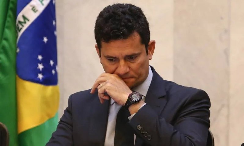 O Ministro Sergio Moro, disse não ver nada demais na troca de mensagens. Para o Ministro o fato é que  houve à invasão criminosa de celulares de procuradores e divulgação das conversas e isso é graveAgência O Globo
