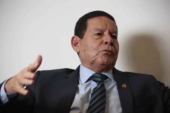 Entrevista: Campanha de Flávio é ‘muito turbulenta’ e precisa prestar contas sobre Dark Horse, diz Mourão