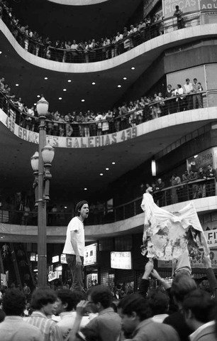 José Dirceu, então líder estudantil, durante manifestação em 1968, após a morte do estudante José Guimarães — Foto: Arquivo / Agência O Globo