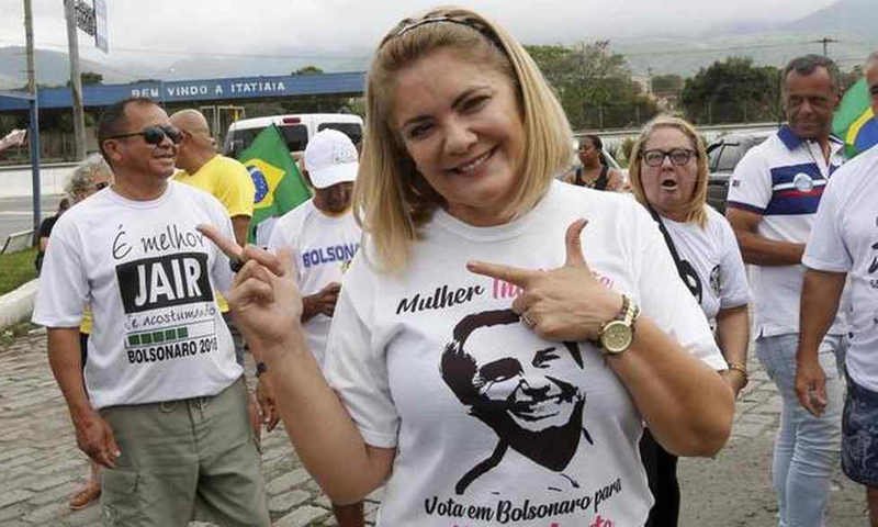 Justiça Eleitoral bloqueia R$ 227 mil de ex-esposa de Bolsonaro por dívida de campanha