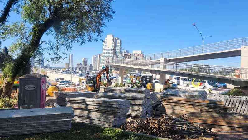 Ampliação e passarelas entregues pelo governo paulista na Rodovia Castello Branco, em Barueri: acesso para pedestre ainda está em obras — Foto: Hyndara Freitas/O Globo